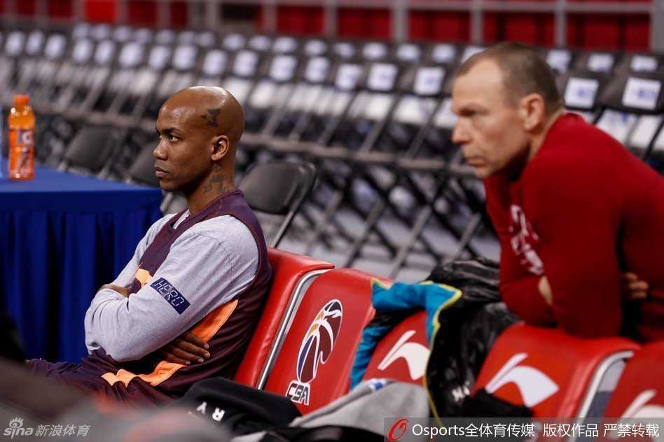 “马政委”一脸冷峻，眼神如炬地盯着战术板，仿佛在说：今晚的胜利，我已经看到了路径。