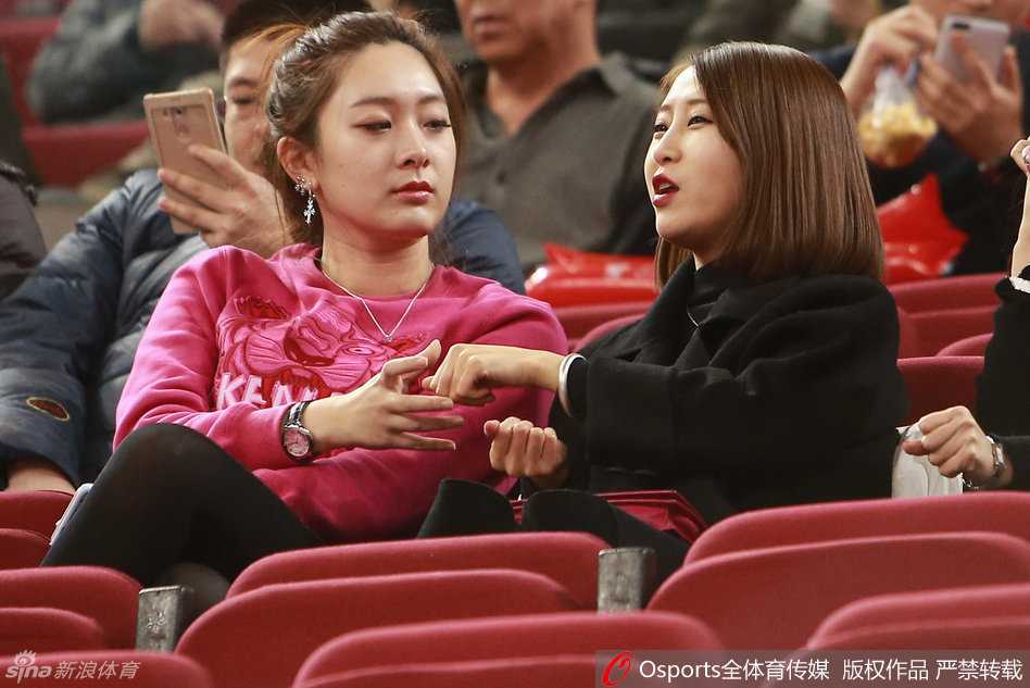 趁着比赛间隙，两位好友热聊起来，脸上绽放出灿烂的笑容，在周围紧张观赛的人群中显得格外耀眼，姐妹情深可见一斑。