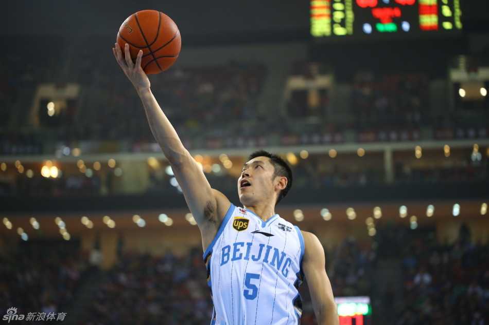 张庆鹏三分爆发后，北京队替补席沸腾了，队友们激动地为他打气加油，共享这疯狂的瞬间。