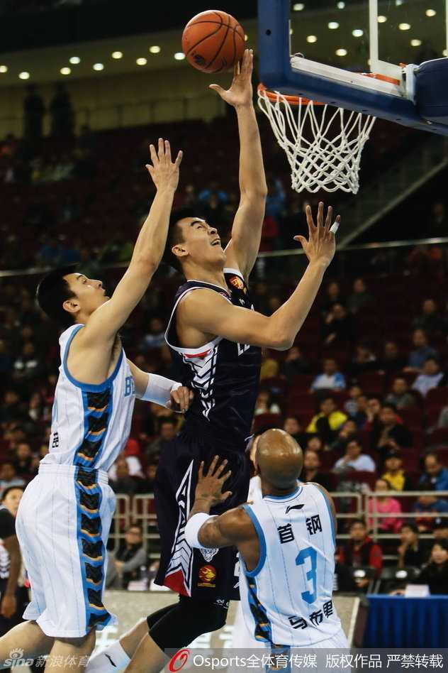 鲍比·布朗面对北京队的双人夹击，依然凭借华丽的运球节奏强行突破，眼神中透露出顶级得分手的坚决与自信