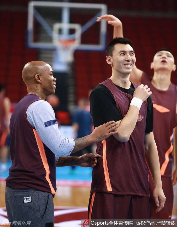 翟晓川（小川）在训练结束后独自加练三分球。汗水顺着脸颊滑落，但他的目光依然死死盯着篮筐，每一次出手都带着对胜利的渴望，誓要在新赛季弥补朱彦西缺阵时的空缺。