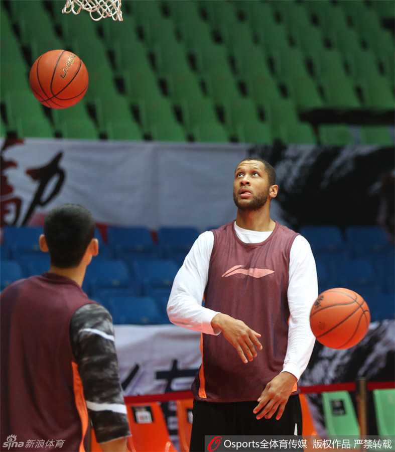 球场之上，莫里斯全神贯注地进行着投篮练习，篮球划过一道优美的弧线空心入网，这是他日复一日枯燥训练中的又一次完美出手。