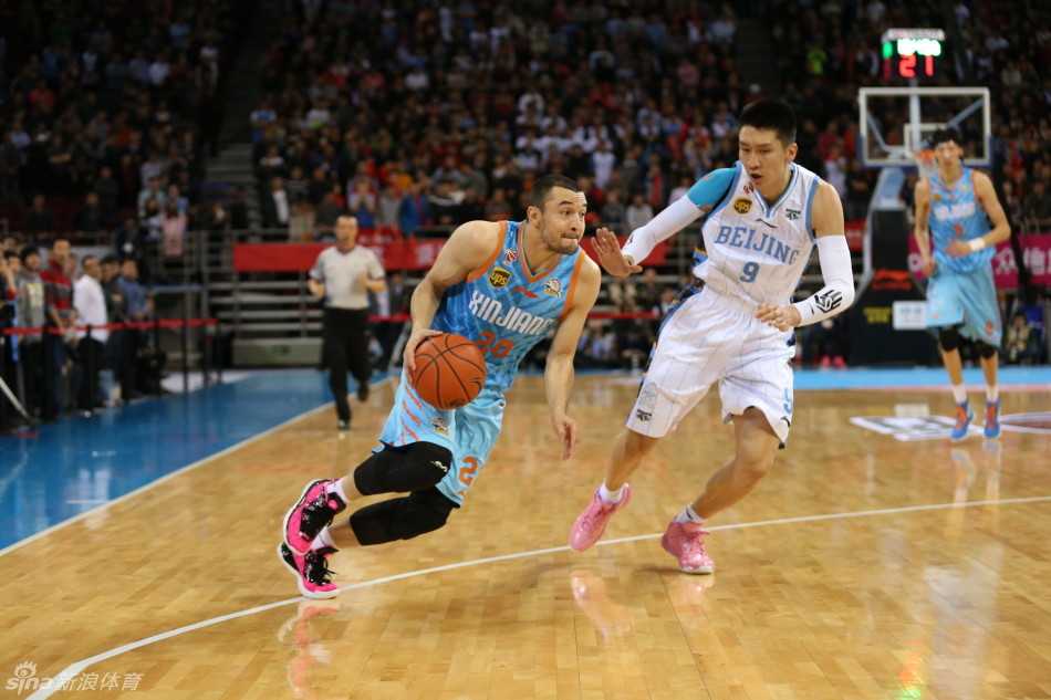 吉喆在篮下寸步不让，用身体抵住对手，奋力拼抢防守位置。