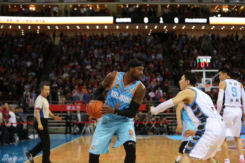 大魔王周琦高举双臂，试图封盖对手的上篮，他的长臂如同天网。