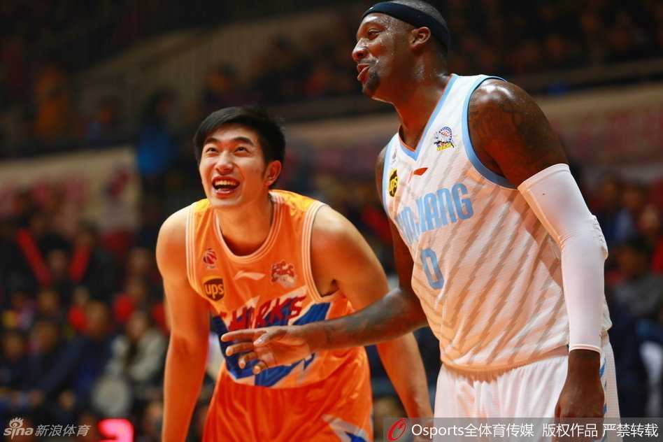 周琦伸展长臂，专注地进行赛前拉伸，眼神中透露出对胜利的渴望