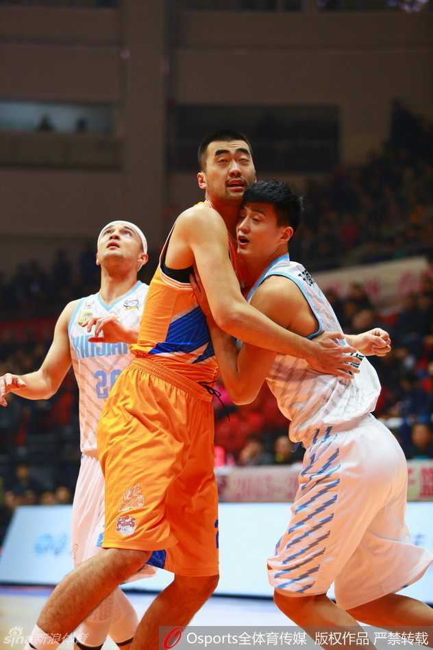 三人奋力争抢篮板，手臂纠缠在一起，场面充满火药味