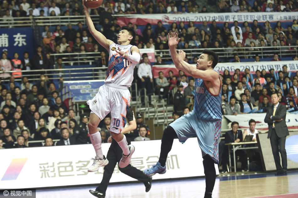 刘晓宇如一道白色闪电撕裂新疆防线，他腾空而起，在空中滑翔后稳稳完成飞身上篮，眼神中写满坚定与杀气。