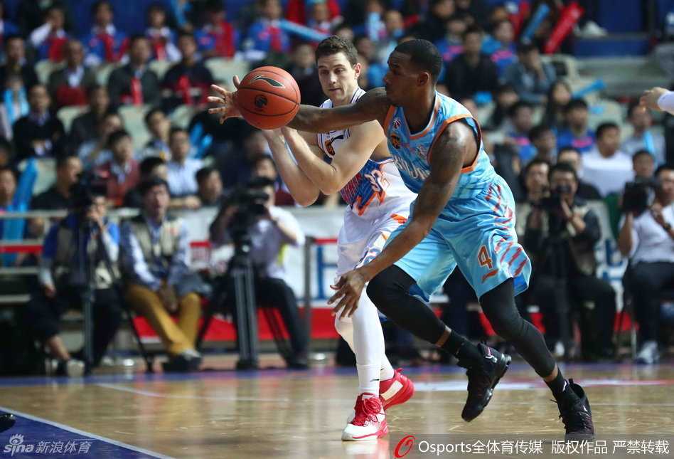 面对新疆队两人如影随形的包夹防守，刘晓宇压低重心牢牢护住皮球，他在夹缝中寻找出球路线，虽然身处重围却毫无惧色。
