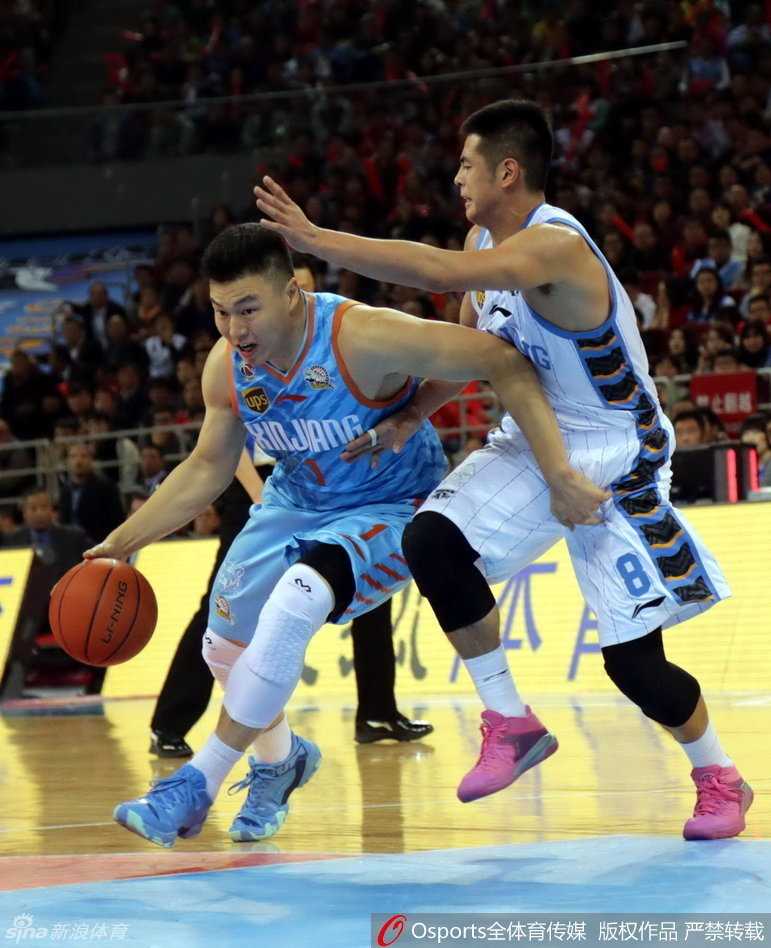 方硕空中拉杆躲过封盖，身体折叠如弓，将篮球轻柔地送入网窝，展现出国产后卫的灵动与技巧。