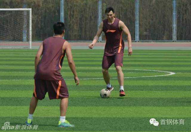 面对二队小将的包夹，王鑫磊犹如在篮球场上突破过人一般，利用身体优势将球牢牢护住，完成了一次漂亮的带球突破，一旁的张松涛正准备接应。