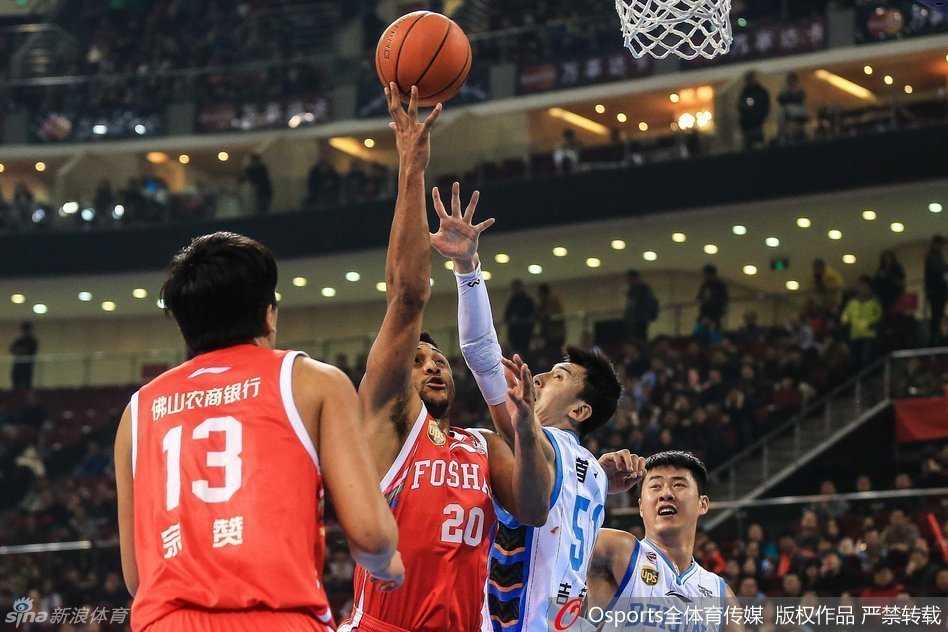 贝尼蒙在吉喆的严密防守下强行上篮，身体在空中对抗后失去平衡，但依然试图将球投向篮筐，展现了极强的个人能力。