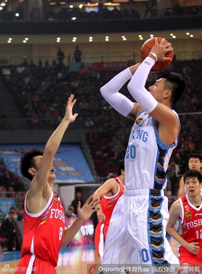 翟晓川投篮出手后眼神紧盯着篮球飞行的轨迹，动作舒展自信，关键时刻的中距离跳投是他作为锋线尖刀的常规武器。