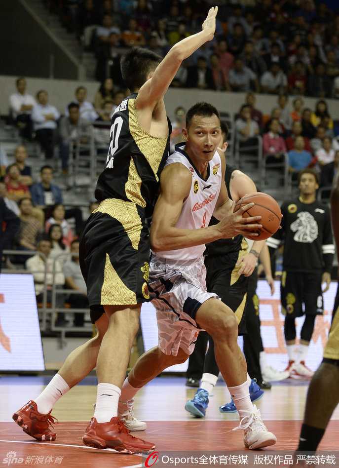 山东高速外援比斯利摆脱防守后杀入禁区，面对无人防守的篮筐，高高跃起上演单手劈扣，落地后霸气侧漏，神情狂傲不羁。