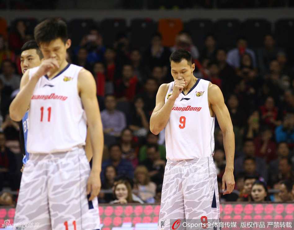 迪奥古背身单打，肌肉紧绷，在对抗中完成艰难的勾手投篮