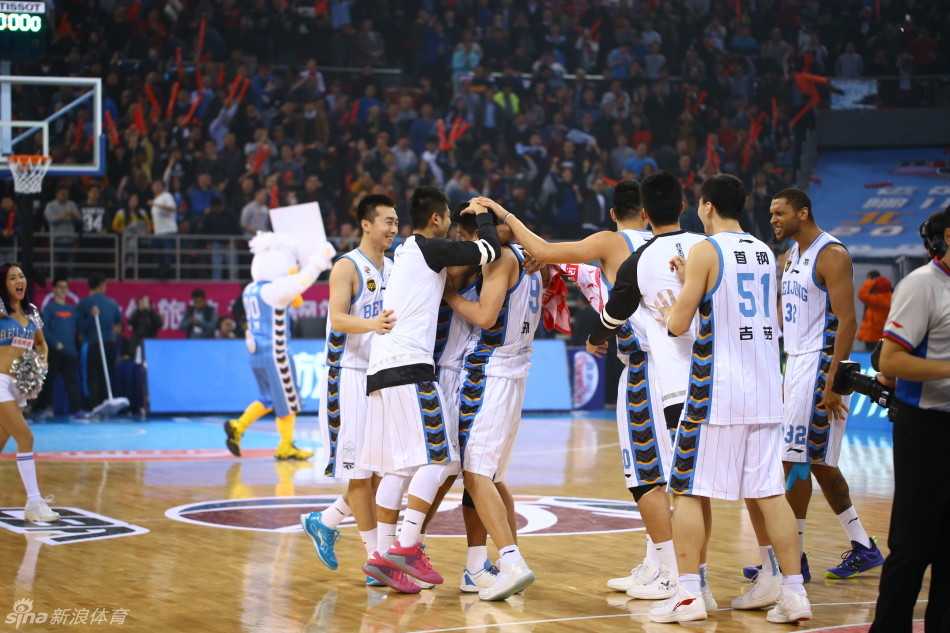 京粤大战经典瞬间重现:铁血防守与关键先生的巅峰对决 北京队赢下关键战后,翟晓川激动地跃起庆祝,脸上洋溢着无法抑制的狂喜,身旁的孙悦虽然被犯规困扰,但眼神中同样闪烁着胜利的光芒。