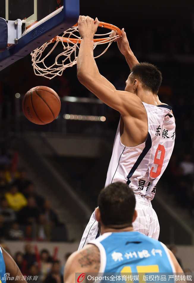 京粤巅峰对决:阿联眼角贴创口贴力拼,拜纳姆突破难救主 在激烈的篮板球争抢中,多名球员手臂交缠,肌肉紧绷,皮球仿佛拥有生命一般在指尖跳跃,谁都无法轻易将其征服。
