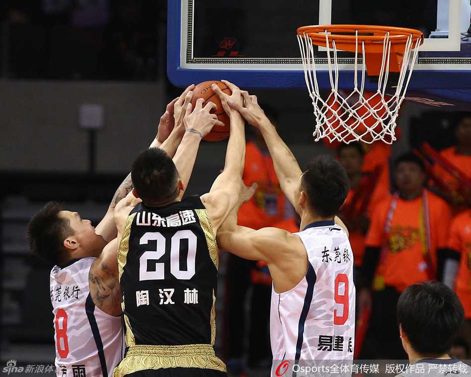 朱芳雨外线接球，眼神坚毅，标准姿势出手，篮球应声入网。