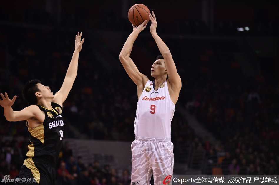 杜锋指导情绪激动地走向技术台，与裁判严肃交涉，场面气氛紧张。