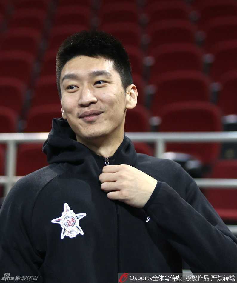 京粤绝杀余温未散,群雄并起谁主沉浮:回望CBA二零一五之冬 北京首钢核心孙悦在训练场边神情放松,嘴角含笑,仿佛与队友聊到了什么趣事,举手投足间尽显见惯大场面的从容与自信。