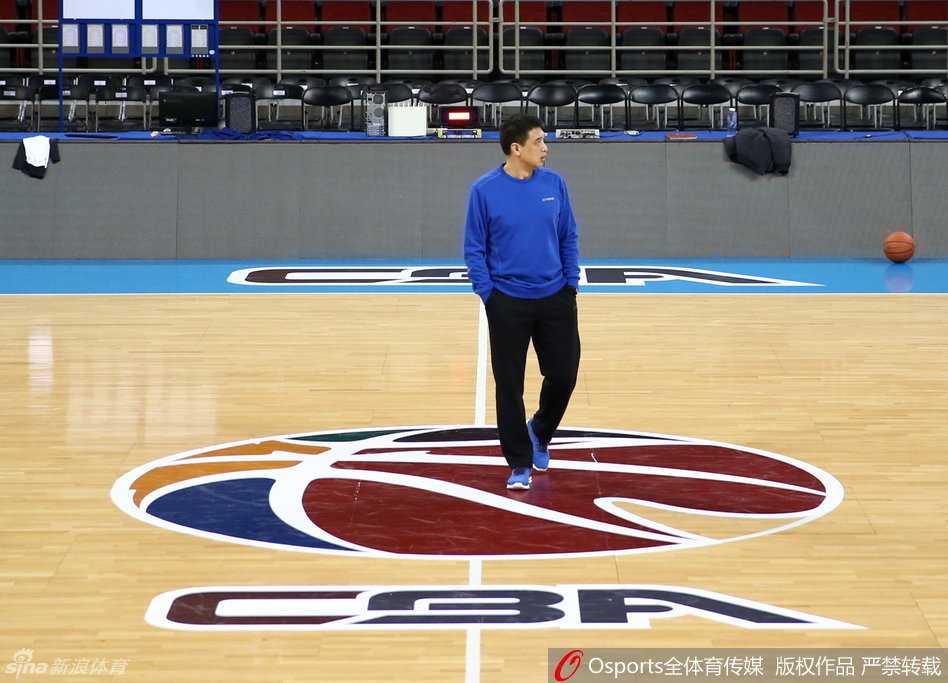 京粤绝杀余温未散,群雄并起谁主沉浮:回望CBA二零一五之冬 深圳马可波罗内线支柱孙桐林在篮下卡位要球,他身后的张凯和高位的顾全伺机而动,三人组成的本土内线群曾是CBA一道独特的风景线。