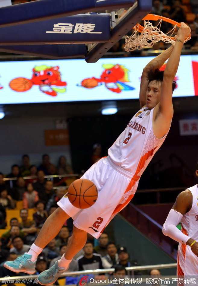 男篮旗帜易建联在场上神情专注，眼神中透露出舍我其谁的霸气，准备捍卫南区明星队的荣耀。