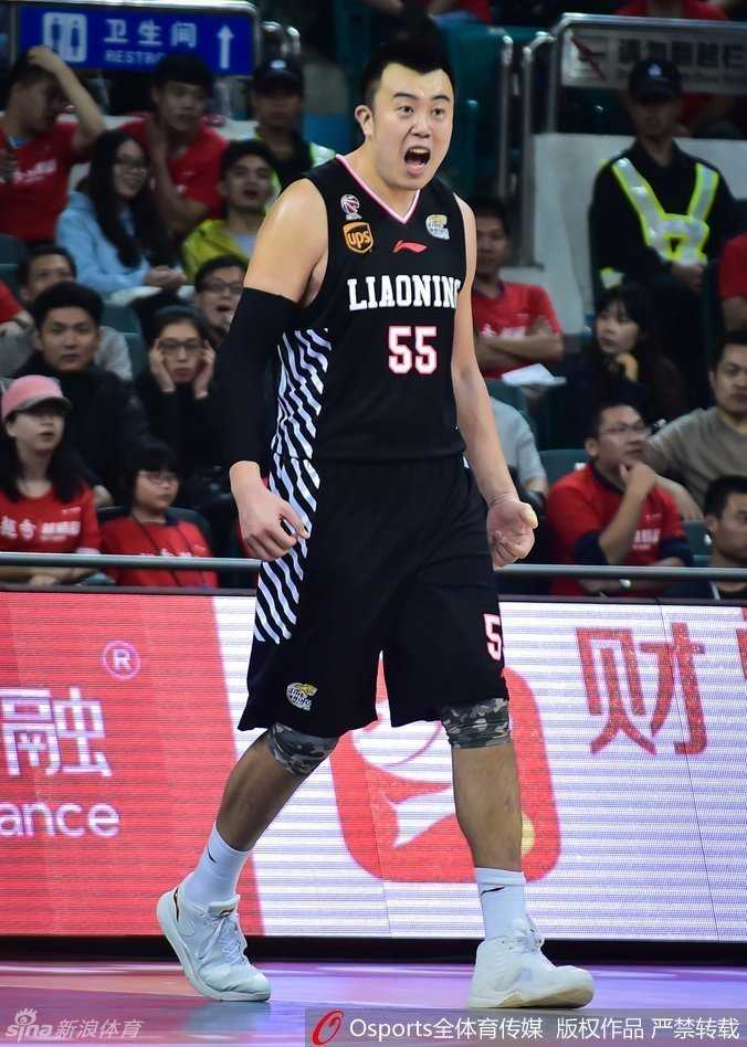 顾全在底角瞄准篮筐准备发炮，作为深圳队的神射手，他在南区锋线上占据一席之地。