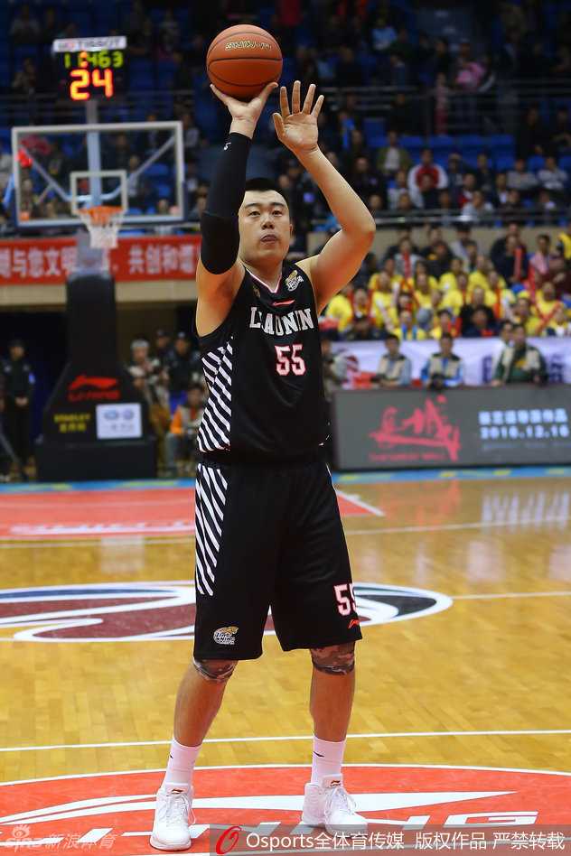 韩德君在内线卡位要球，巨大的体型优势彰显了北区首发中锋的统治力。