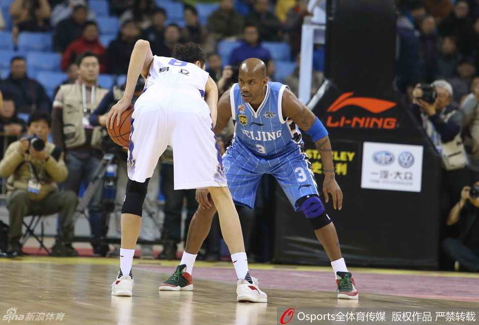 陈磊身披江苏战袍突破老队友的防线，眼中满是坚毅，仿佛要用这一球证明自己的价值。