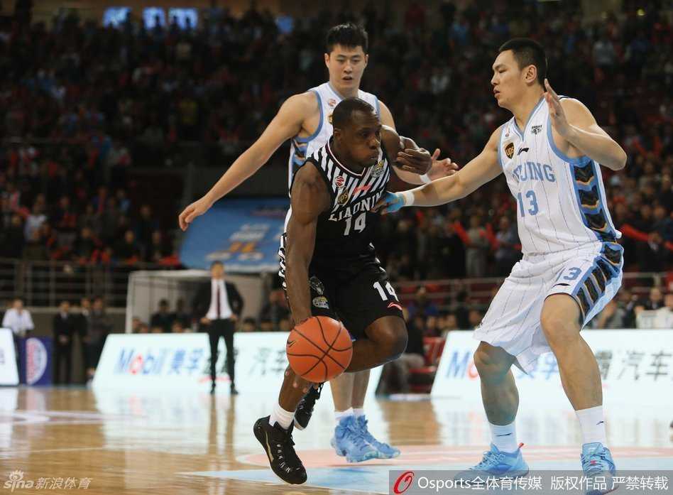 京辽大战经典回眸:哈德森马布里巅峰斗法,辽宁攻陷魔鬼主场 郭艾伦运球面对孙悦的长臂干扰,两人眼神交汇,攻防对决一触即发