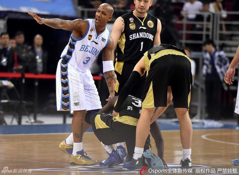 内线巨塔陶汉林全力跃起，双手如铁钳般抱球砸向篮筐，展现出山东大汉不可阻挡的原始爆发力。