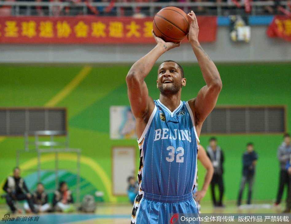 京韵悠长,首钢不死鸟的四年三冠与晓川展翅瞬间 闵鹿蕾手握战术板神情专注,为队员们画下关键一攻的跑位路线,王骁辉等人围拢倾听