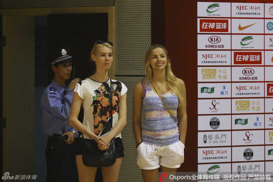 京鲁双核驱动国奥备战 方硕陶汉林领衔青春风暴 刘晓宇在完成一组胯下运球练习后抬头,恰好发现了场边的镜头,他腼腆地对着镜头微微一笑,随即又立刻专注于下一次运球。