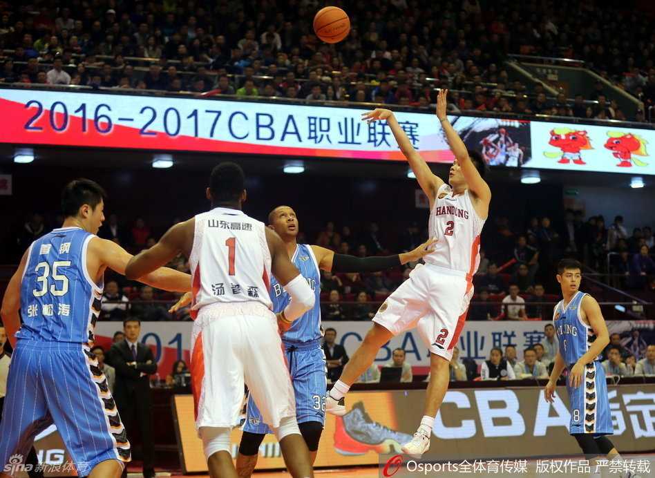 京鲁大战经典瞬间回顾 张三疯狂飙老马神步伐 场上双方球员聚集在一起,表情激动,互相推搡,裁判奋力挤进人群中央试图将冲突双方隔开。