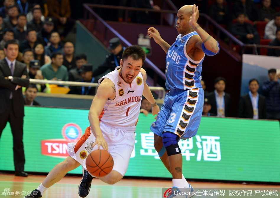 比斯利高高跃起，巨大的手掌如同苍蝇拍一般，将莫里斯的投篮狠狠扇飞，一旁的吴轲已经准备下快攻。