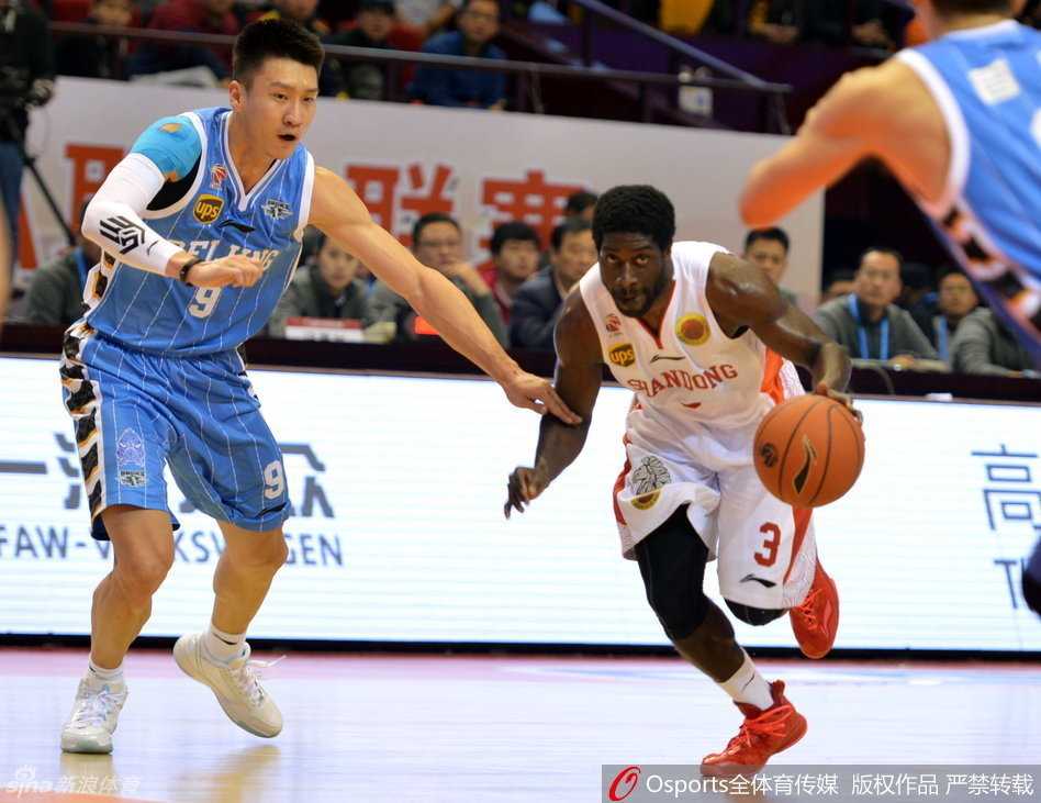 孙悦高高跃起，手臂完全伸展，送给对手一记遮天大帽，落地后他神色从容地与队友击掌交流战术。