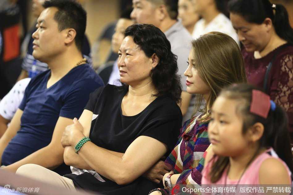 亲情的助威:李根家乡爆发砍高分,周琦母亲场边见证男篮连胜 看台上的亲友团神情各异,有的举起手机记录精彩瞬间,有的紧张地握紧拳头,沉浸在这激烈的中美对抗氛围中。