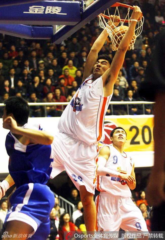 坎坷国家队经历的李晓旭身披国家队战袍，神情坚毅，虽历经失败与伤病，但为国征战的初心不改