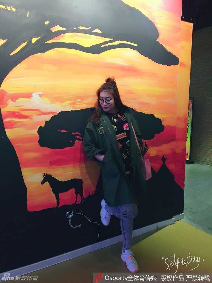 李梦单手托腮，露出温暖治愈的笑容，即便只是简单的日常自拍，也能感受到她阳光乐观的内心世界。