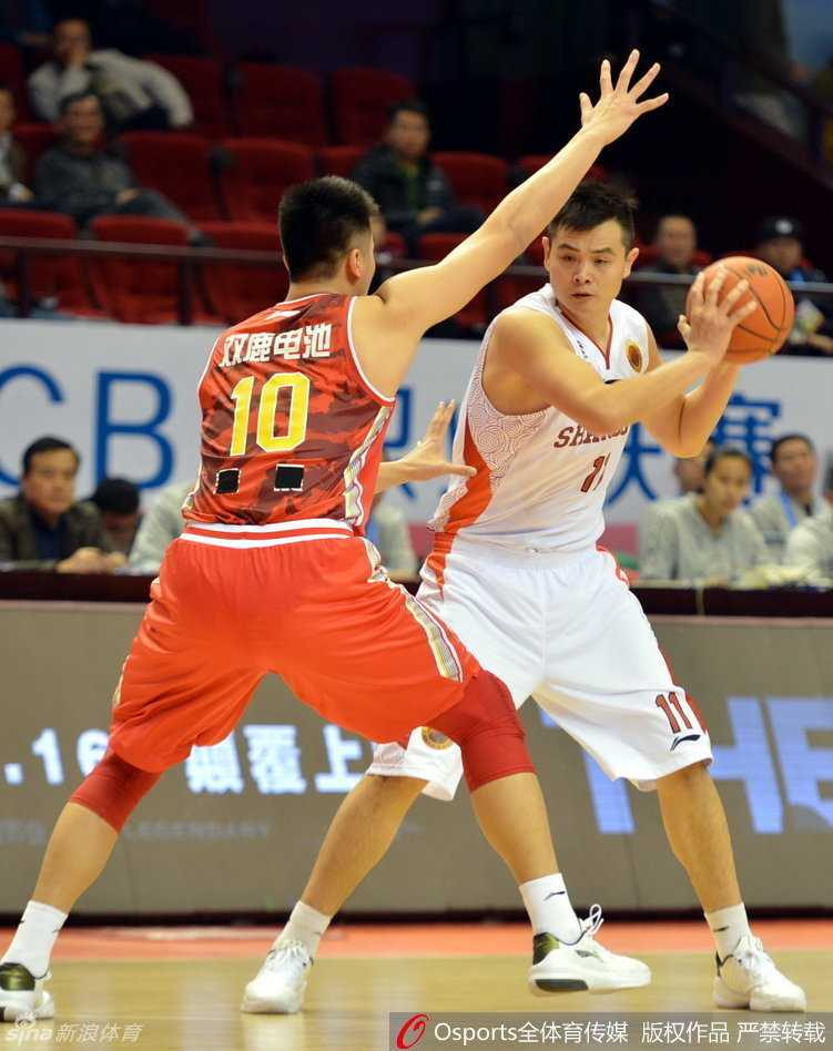 从刘晓宇表情包看本土悍将激战外援群星 王哲林背打双人夹击,如同内线巨无霸,强起上篮!