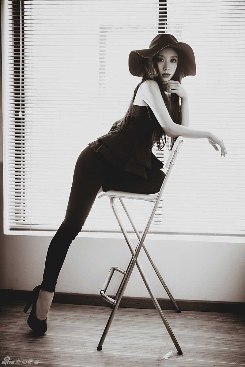 褪去舞台上的华丽，换上简约装扮的她，在写真中展现出90后萌妹的纯真一面。明亮的双眸与甜美的笑容，仿佛春日暖阳般治愈人心。