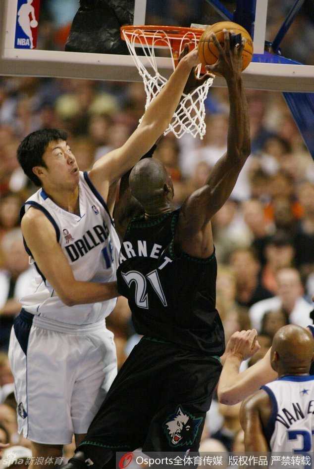 姚明身披火箭战袍，上演王者归来，在斯台普斯中心用坚毅目光点燃铁血火箭的斗志