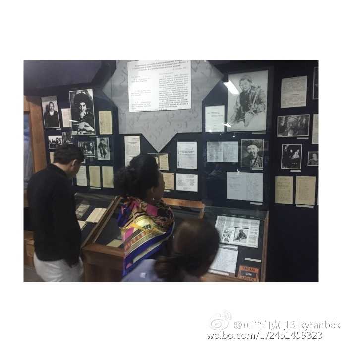 可兰白克戴着墨镜看向远方，身旁的家人正在分享旅途中的趣事，画面温馨惬意