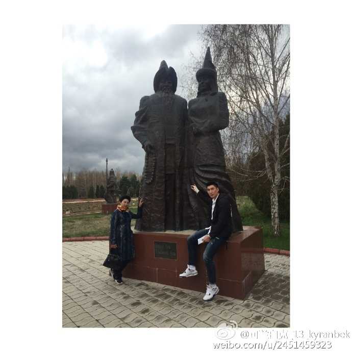 可兰白克身着休闲装，在家人的陪伴下露出灿烂笑容，眉眼间满是放松与幸福