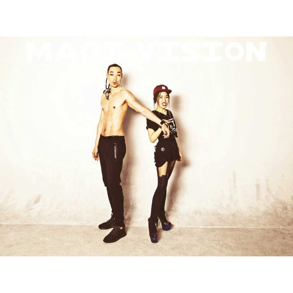 孟达身穿深色修身西装，内搭简约白T，站在简洁的背景下，眼神坚定地望向镜头，展现出型男般的挺拔身姿。