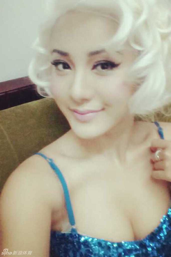 她身着一袭优雅的连衣裙，在柔和的室内光线下显得格外温婉。回眸的瞬间，那份从容与淡定像极了红毯上的明星，难怪会有那么多球迷第一眼看到她便惊呼“佟丽娅”。