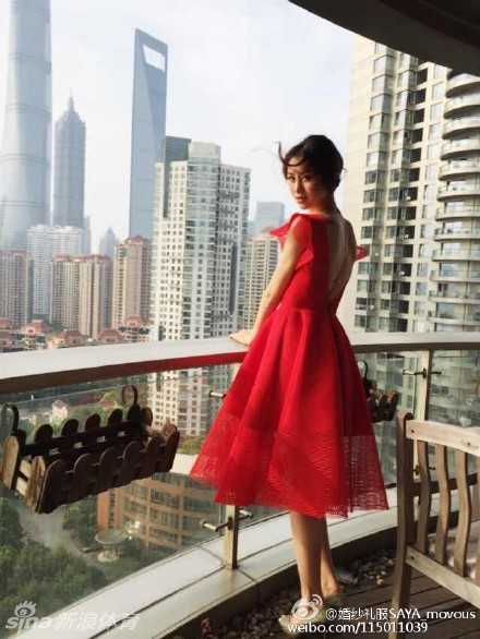 这张抓拍中，陈露微侧脸庞，颈部线条优美如天鹅，眼神中透着一股坚定与从容，既有成熟女性的魅力，又不失少女的灵动感。