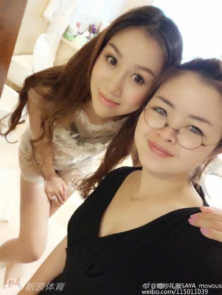 镜头下的陈露笑容恬静，身穿简约白色连衣裙，低头浅笑间流露出温婉贤淑的气质，完美诠释了什么是‘CBA最靓丽的风景线’。