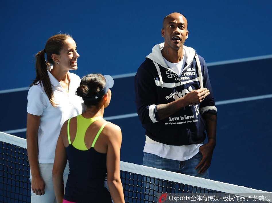 身着休闲装的马布里现身中网揭幕战，他作为挑边嘉宾在钻石球场与小球童击掌，现场球迷的欢呼声几乎掀翻屋顶