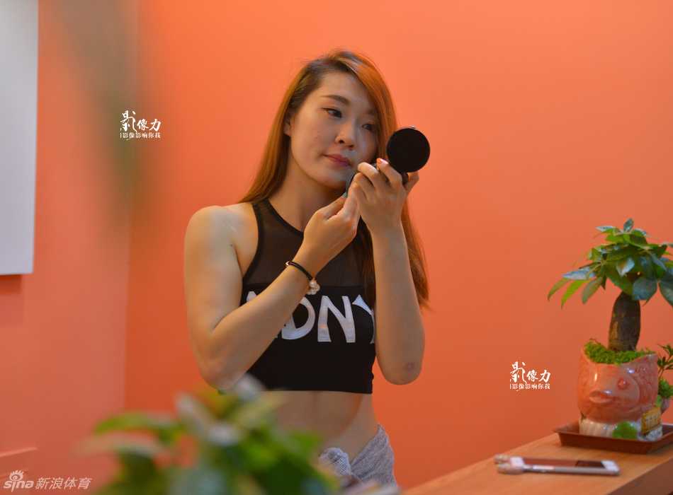 杨雪在球场上领舞，全情投入的她仿佛找到了另一个充满能量的自己。