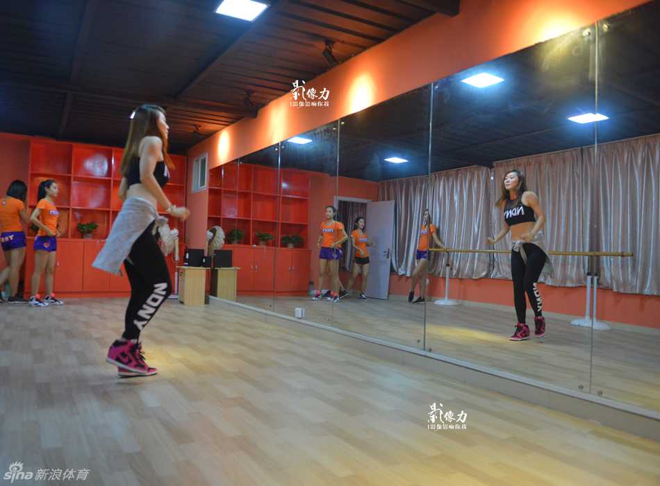 作为领队和姐姐，杨雪（中）带着队员们逛街放松，短暂的闲暇时光让彼此的心贴得更近。